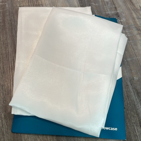 Bedsure Pink & White Satin pillowcase set open package - Picture 4 of 6